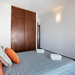 Host Wise - Spacious & Sunny Vintage At The *