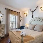 Host Wise - Spacious & Sunny Vintage At The