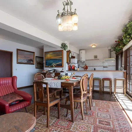 Host Wise - Spacious & Sunny Vintage At The Apartmán