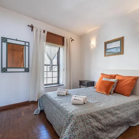 Host Wise - Spacious & Sunny Vintage At The Apartamento