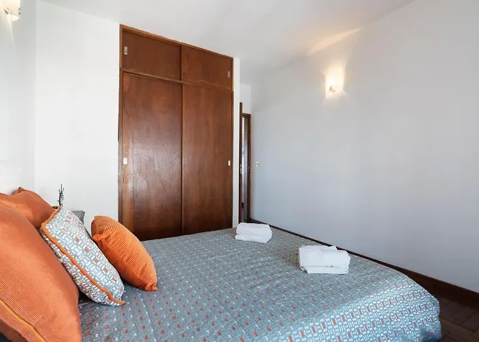 Host Wise - Spacious & Sunny Vintage At The *