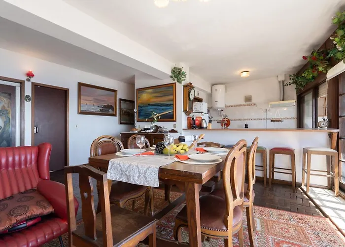 Host Wise - Spacious & Sunny Vintage At The Apartmán *