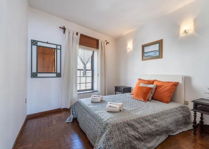 Host Wise - Spacious & Sunny Vintage At The Apartmán