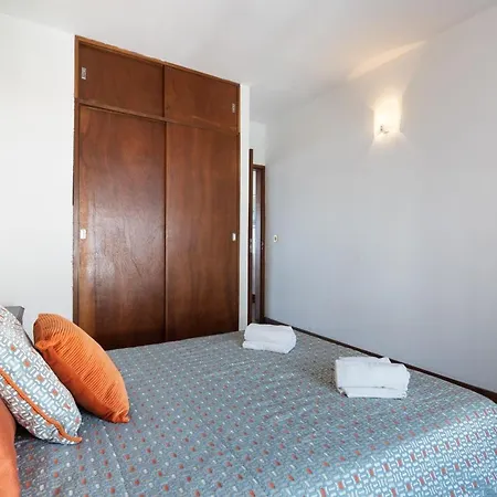 Host Wise - Spacious & Sunny Vintage At The *