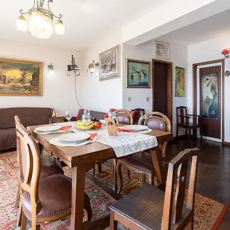 Host Wise - Spacious & Sunny Vintage At The