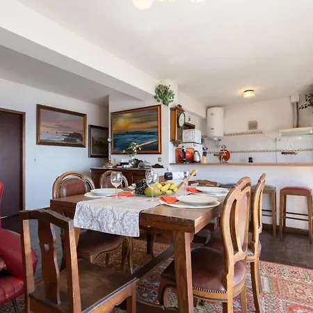 Host Wise - Spacious & Sunny Vintage At The Apartment *