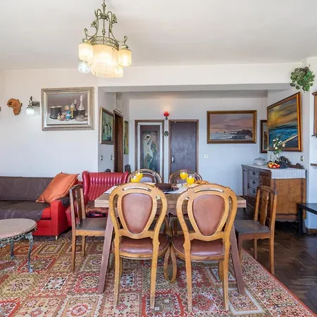 Host Wise - Spacious & Sunny Vintage At The Apartment *