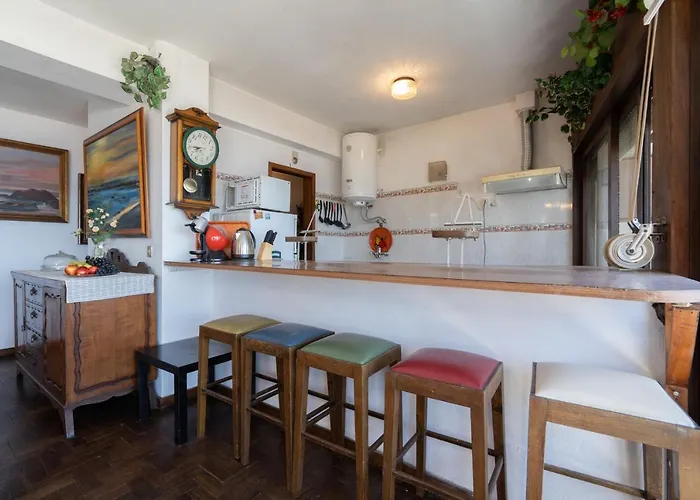 Host Wise - Spacious & Sunny Vintage At The *