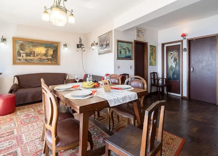 Host Wise - Spacious & Sunny Vintage At The