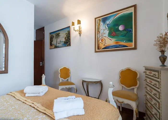 Host Wise - Spacious & Sunny Vintage At The Appartement